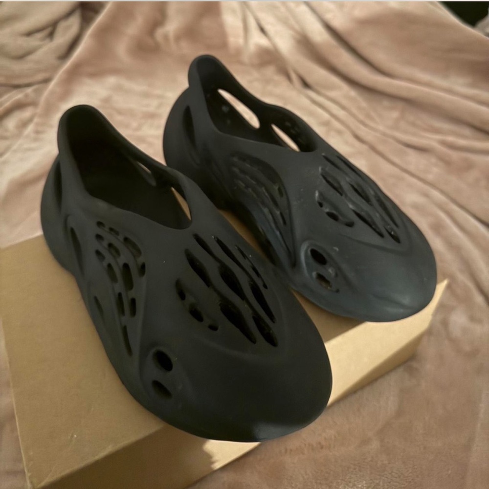 Black yeezy foam runners